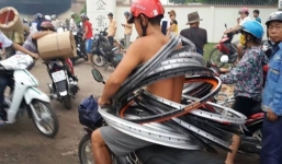 Thanh niên lồng 18 vành xe đạp quanh người để hôi của